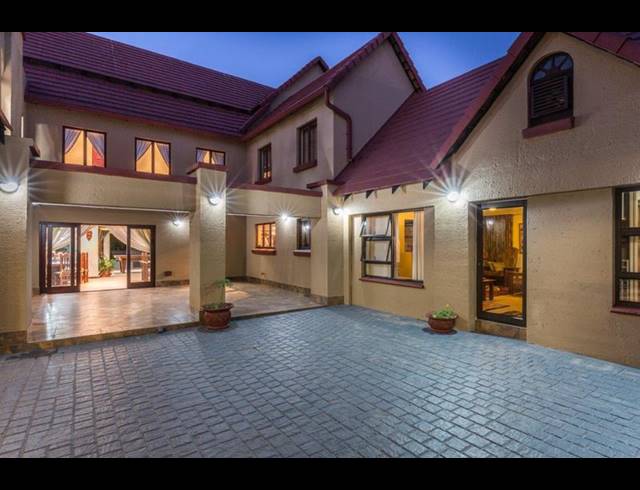 6 BEDROOM HOUSE FOR SALE IN MIDSTREAM ESTATE
